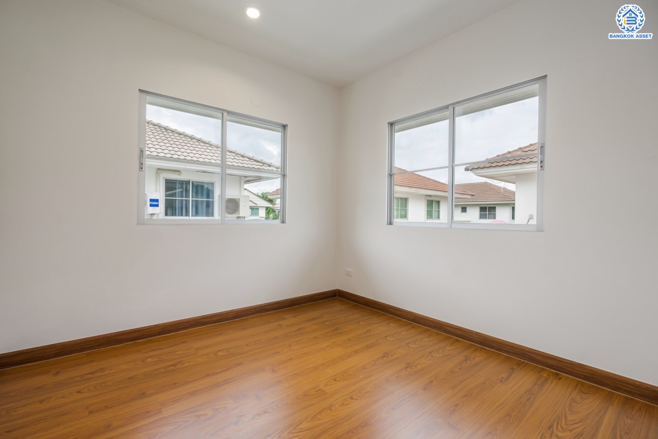 บ้านมือสองตกแต่งใหม่ ม.พฤกษ์ลดา1 บางใหญ่ บนเนื้อที่ 50 ตร.ว. ฟังก์ชัน 3 ห้องนอน 2 ห้องน้ำ 2 ที่จอดรถ ทำเลเดินทางสะดวก เชื่อมต่อถนนกาญจนาภิเษก ใกล้รถไฟฟ้าสายสีม่วง "สถานีคลองบางไผ่" และทางด่วน "กาญจนาภิเษก"